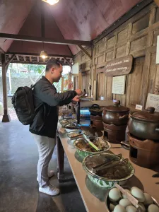 Nikmati Pawon Purba Nglanggeran Gunungkidul, wisata kuliner tradisional Jogja dengan menu tiwul, lauk desa, dan suasana alam kaki gunung yang autentik.